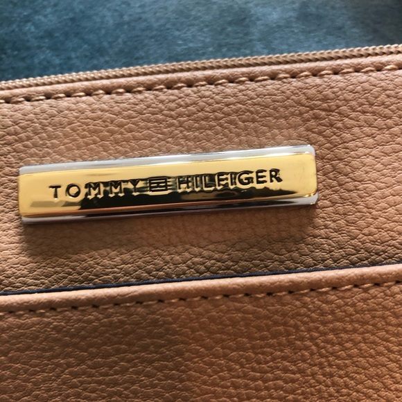 BRAND NEW Tommy Hilfiger Crossbody Bag - Picture 4 of 6